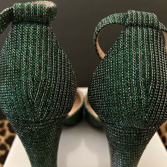 Women emerald green squar heel never worn size 7. - Picture 3 of 3